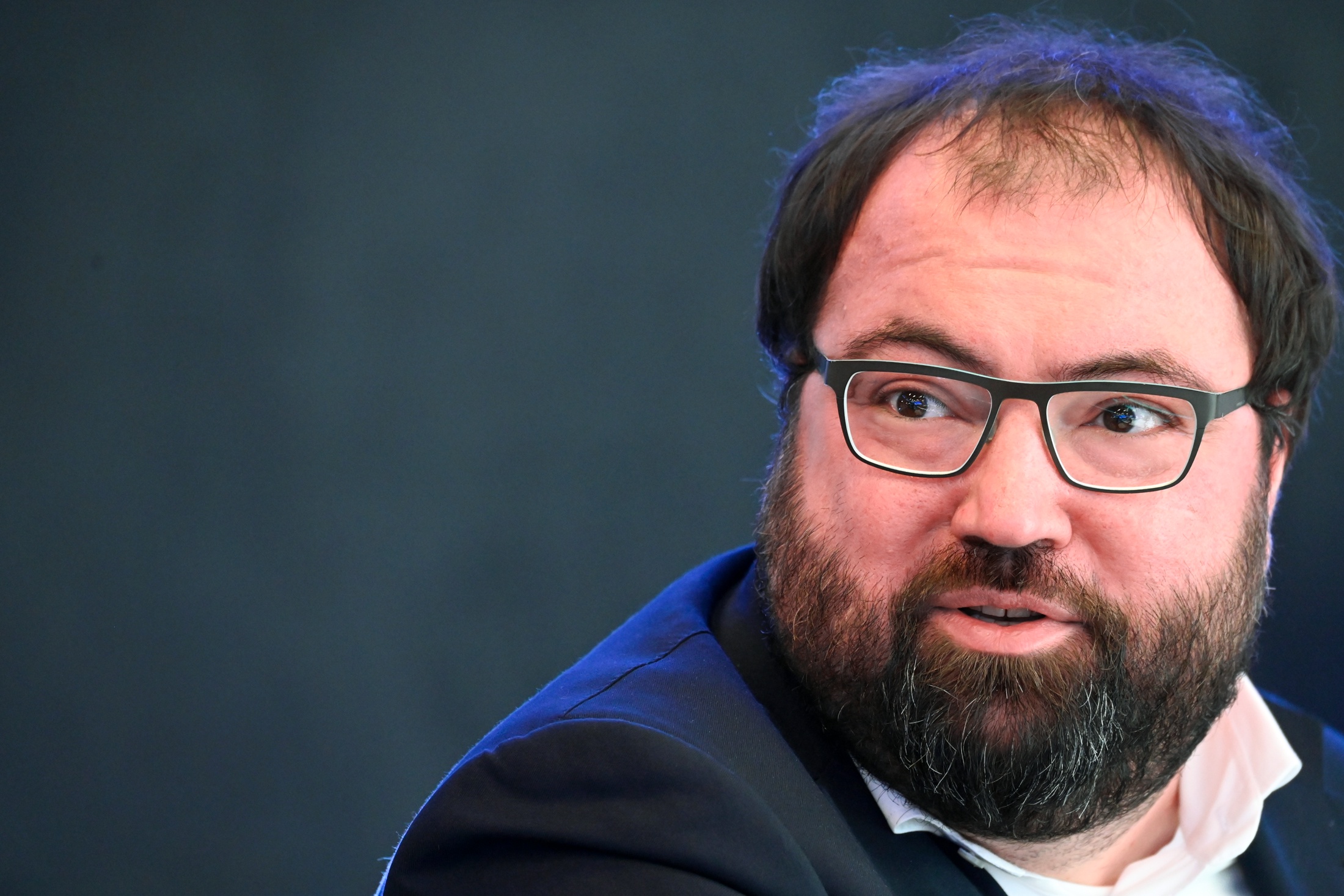 Министерство цифрового развития, связи и массовых коммуникаций России ввело запрет на использование в служебных целях мобильных устройств компании Apple, таких как iPhone и iPad. Об этом заявил глава ведомства Максут Шадаев на форуме «Цифровая эволюц...