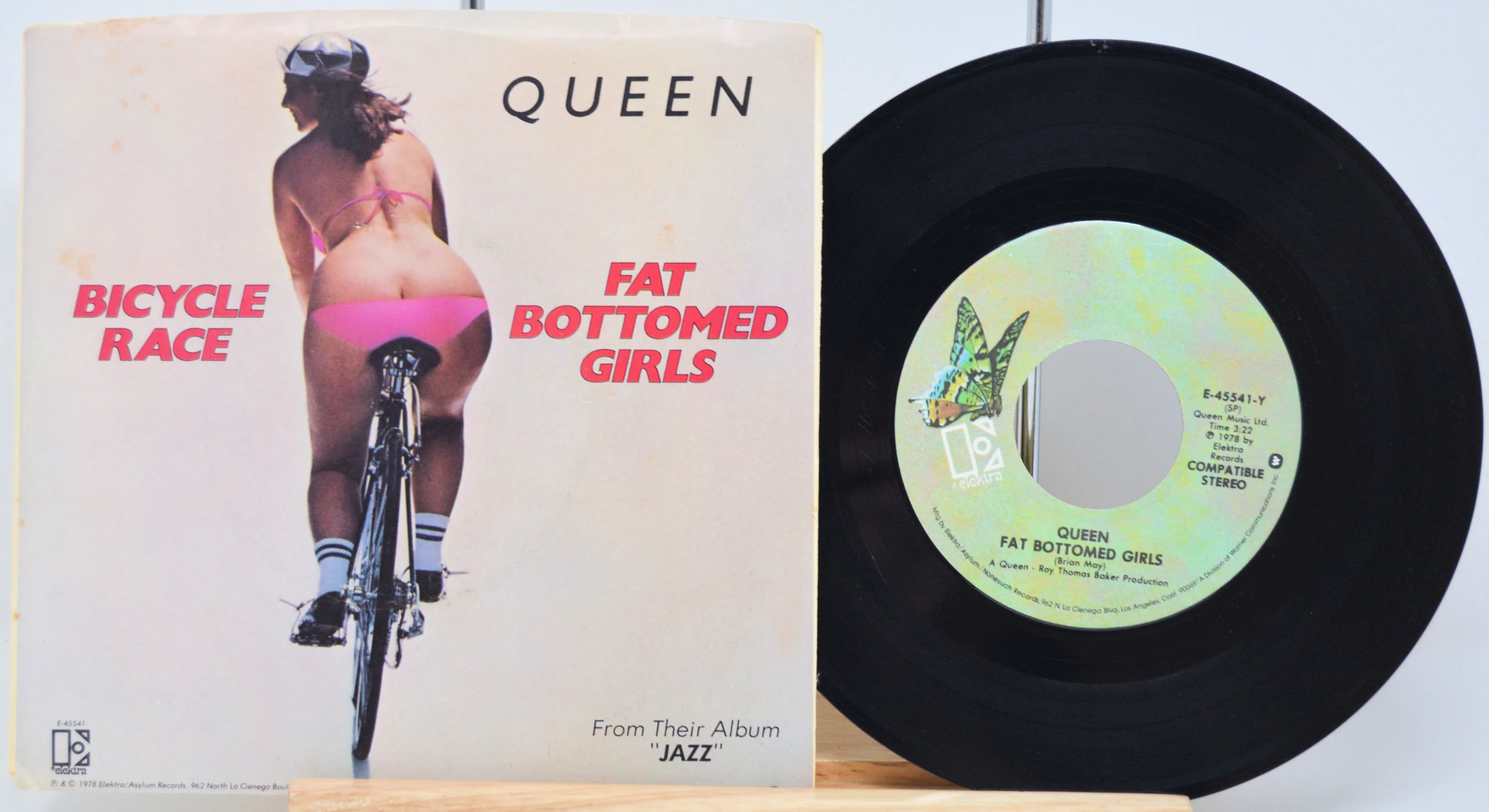 Universal Records приняла решение не включать песню Queen «Fat Bottomed Girls» («Толстозадые девчонки») в перевыпущенный сборник хитов рок-группы 1981 года для молодёжной аудиоплатформы Yoto. Yoto — это экранная аудиоплеер для детей, который воспроиз...