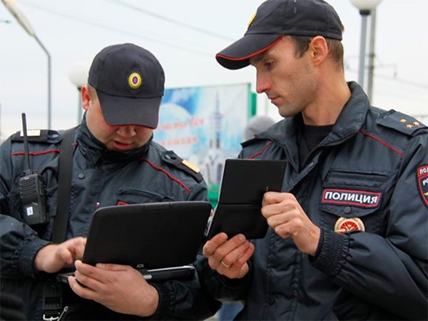 Законопроект, запрещающий сотрудникам полиции доставлять граждан в отделения для идентификации в случае предъявления документов, удостоверяющих личность, в мобильном приложении «Госуслуги», не одобрен правительством, следует из материалов на сайте Ду...