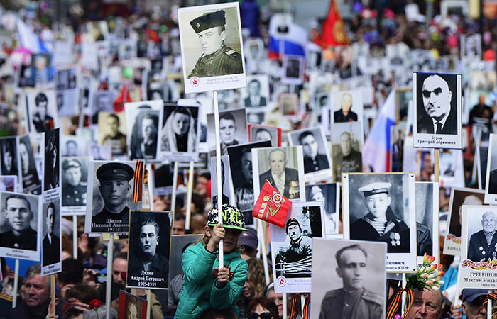 Административный суд Берлина разрешил демонстрировать российские флаги и символику на время шествия “Бессмертного полка”, которое пройдет 9 мая по улице 17 июня от Бранденбургских ворот до мемориала в Тиргартене. Об этом сообщает радиостанция RBB со...