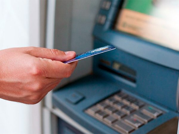 Приказом Банка России установлены девять признаков выдачи наличных денежных средств без добровольного согласия клиента с использованием банкоматов. Приказ вступит в силу с 1 сентября. С этой даты банки, которые оформили клиенту платёжную карту, обяза...