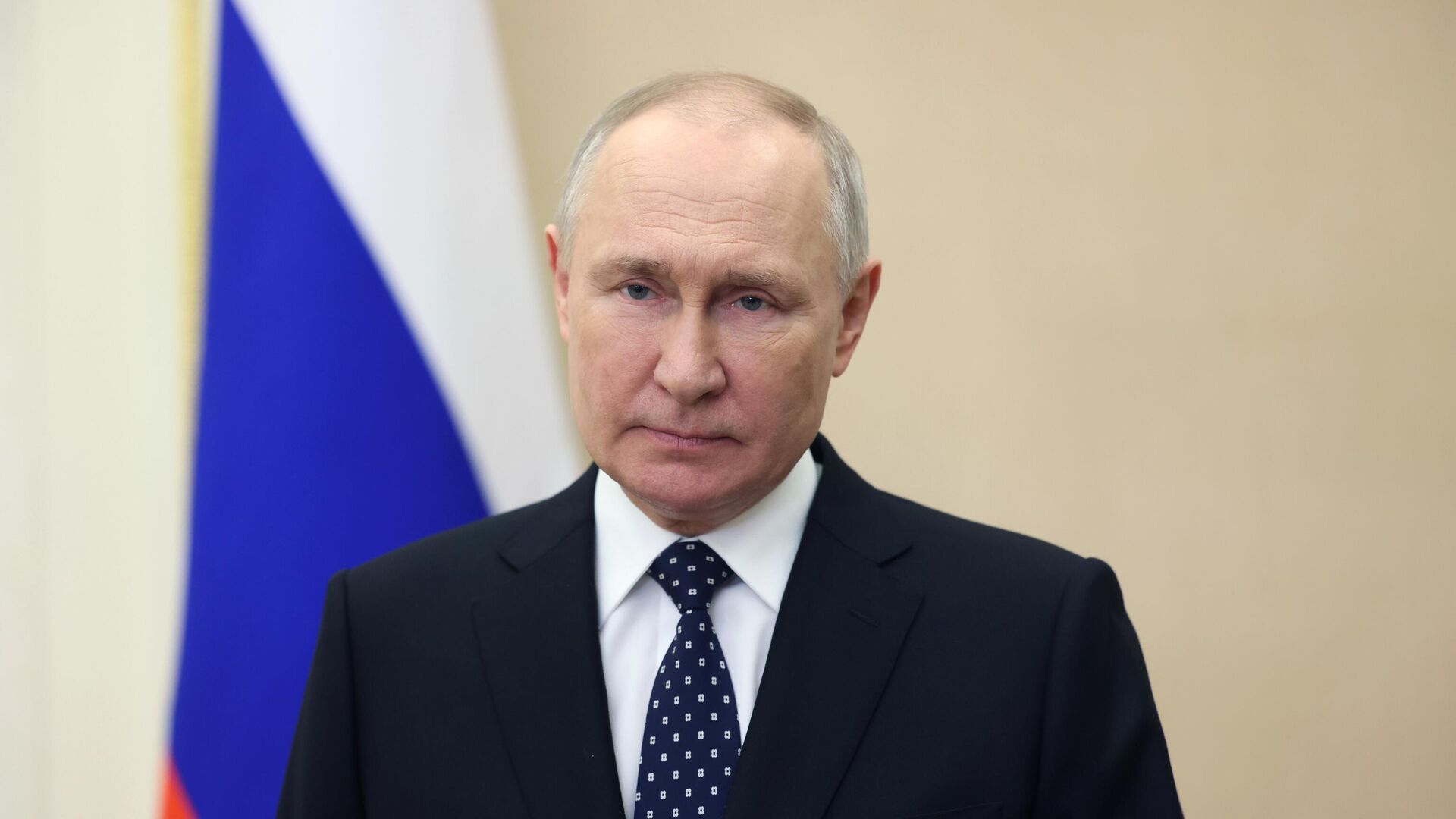 Президент России Владимир Путин подписал закон, устанавливающий 21 ноября памятной датой России — Днём военной присяги. Об этом сообщает официальный портал правовой информации.
