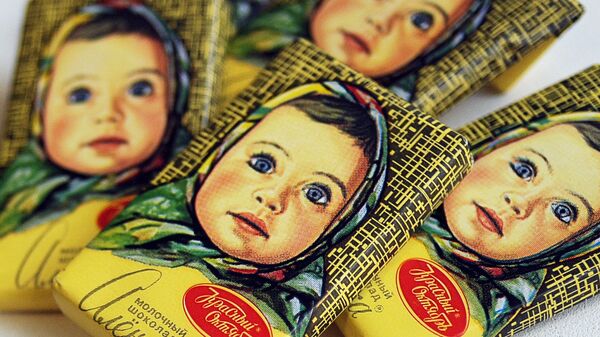 Шоколад «Алёнка», который производит кондитерская фабрика «Красный октябрь», скоро появится на прилавках магазинов в Египте и Судане. Как сообщили «Известиям» в компании, сейчас ведутся процедуры регистрации и сертификации продукции для этих стран.
