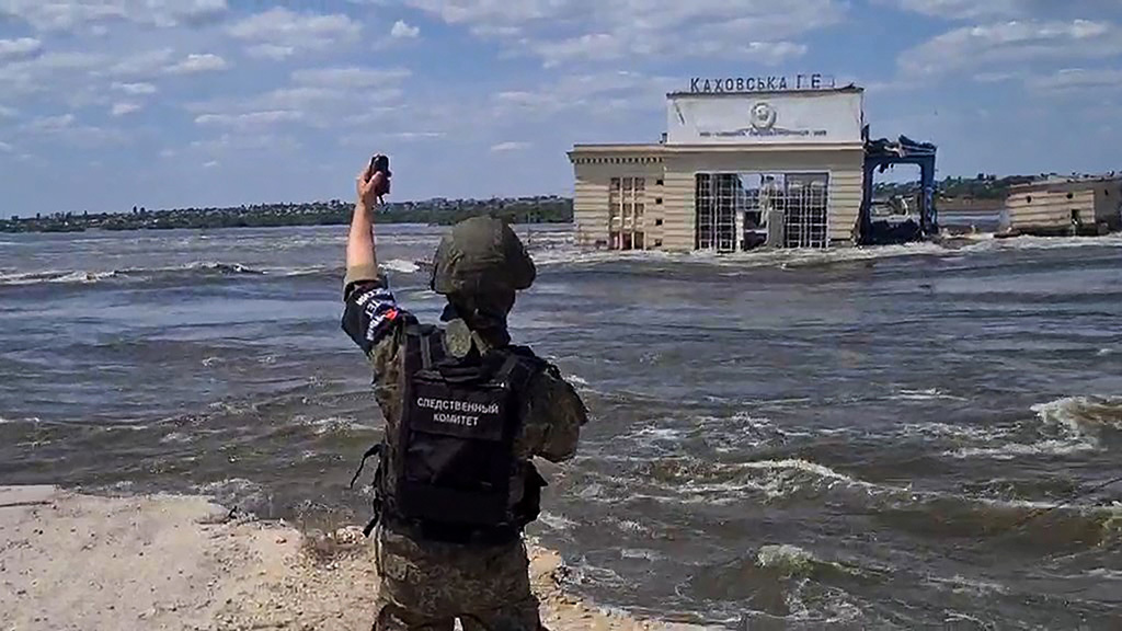 Всемирный банк (ВБ) проведет оценку ущерба от подрыва дамбы Каховской гидроэлектростанции (ГЭС), которая произошла в ночь на 6 июня. Об этом сообщила управляющий директор ВБ по вопросам операционной деятельности Анна Бьерде в twitter.
