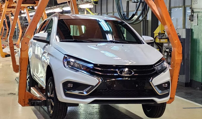 Компания «АвтоВАЗ» окажет помощь сотрудникам дверного завода «Феррони» в Самарской области, который пострадал от крупного пожара 13 мая 2023 года. Автопредприятие примет на работу около 1000 человек из числа пострадавших. Как сообщил президент «АвтоВ...