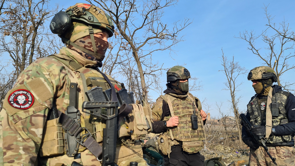 Журналисты посчитали, что за все время проведения специальной военной операции российское военное ведомство в своих официальных сводках упоминало бойцов ЧВК «Вагнер» всего 13 раз, несмотря на успехи подразделения. Минобороны РФ продолжает игнорироват...