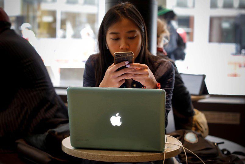 Количество китайских ведомств и госкомпаний, запретивших своим сотрудникам приносить на работу устройства Apple и других иностранных производителей, значительно выросло в КНР, написало в пятницу агентство Bloomberg. Запрет способен существенно ограни...