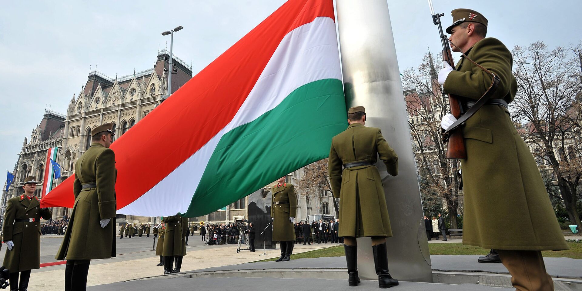 Венгрия планирует увеличить расходы на оборону при составлении бюджета на 2024 год, потому что предполагает, что конфликт на Украине может затянуться. Об этом сообщил министр финансов Венгрии Михай Варга на брифинге, цитирует «Коммерсантъ».
