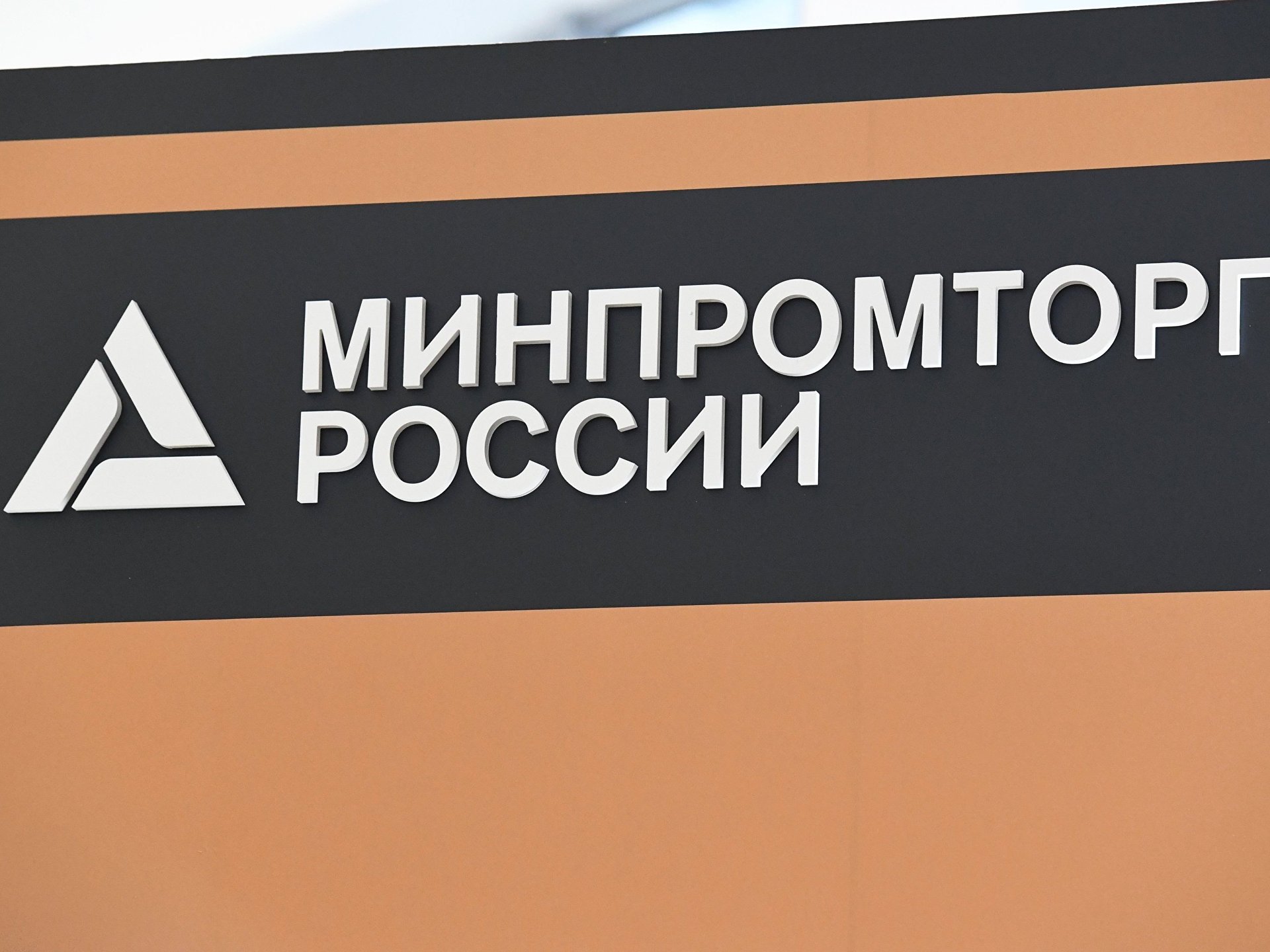 С января по сентябрь 2023 года В России было реализовано 905,9 тыс. новых автомобилей (до 3-х лет), что на 49% больше показателей аналогичного периода прошлого года, когда продали только 607,5 тысяч машин. Причем половину в этом объем составили машин...