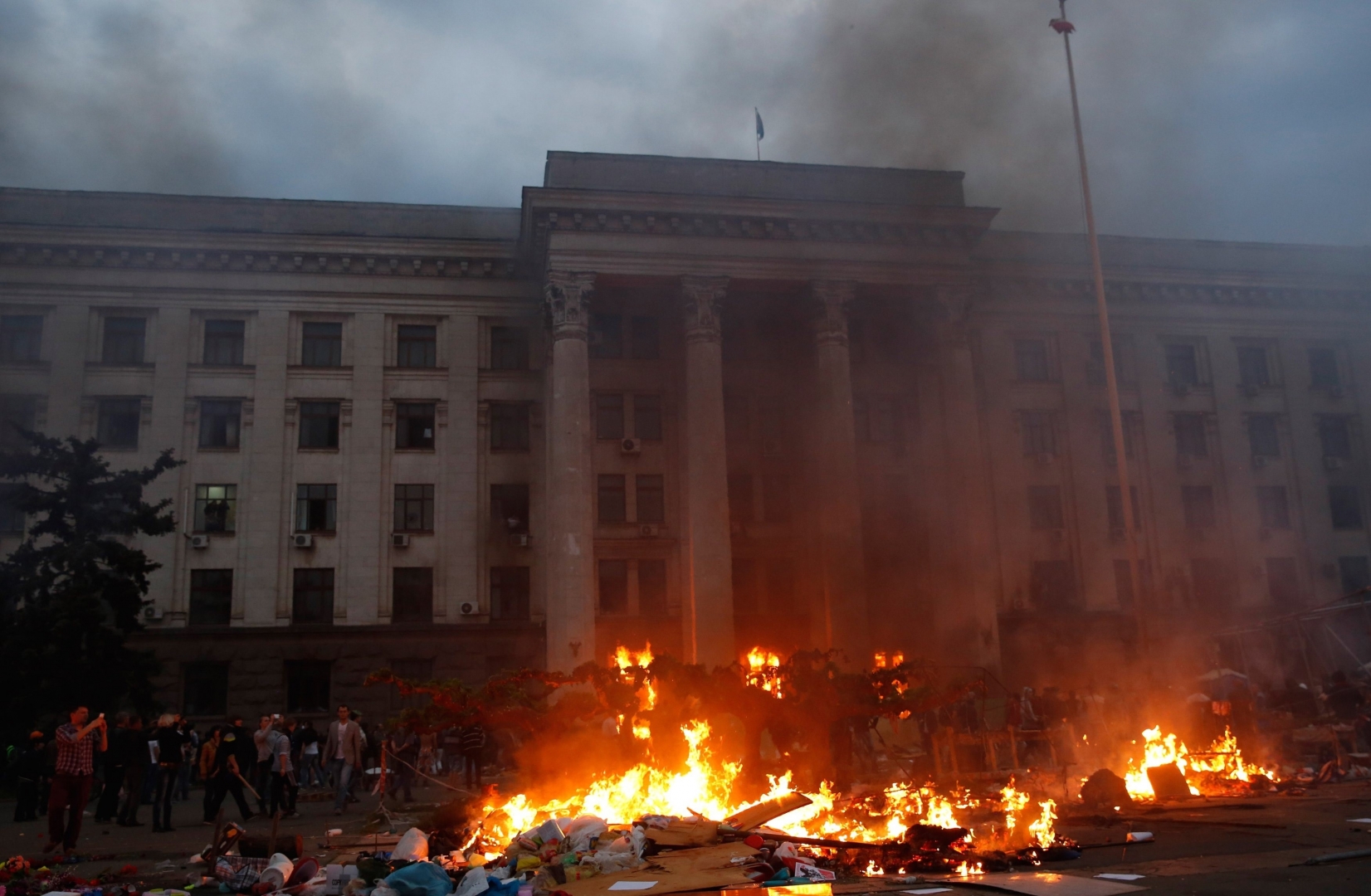 В Москве 2 мая, в девятую годовщину трагических событий в одесском Доме профсоюзов, состоялась церемония возложения цветов к Могиле Неизвестного Солдата и стеле города-героя Одессы в Александровском саду. Почтить память погибших в тех страшных событи...