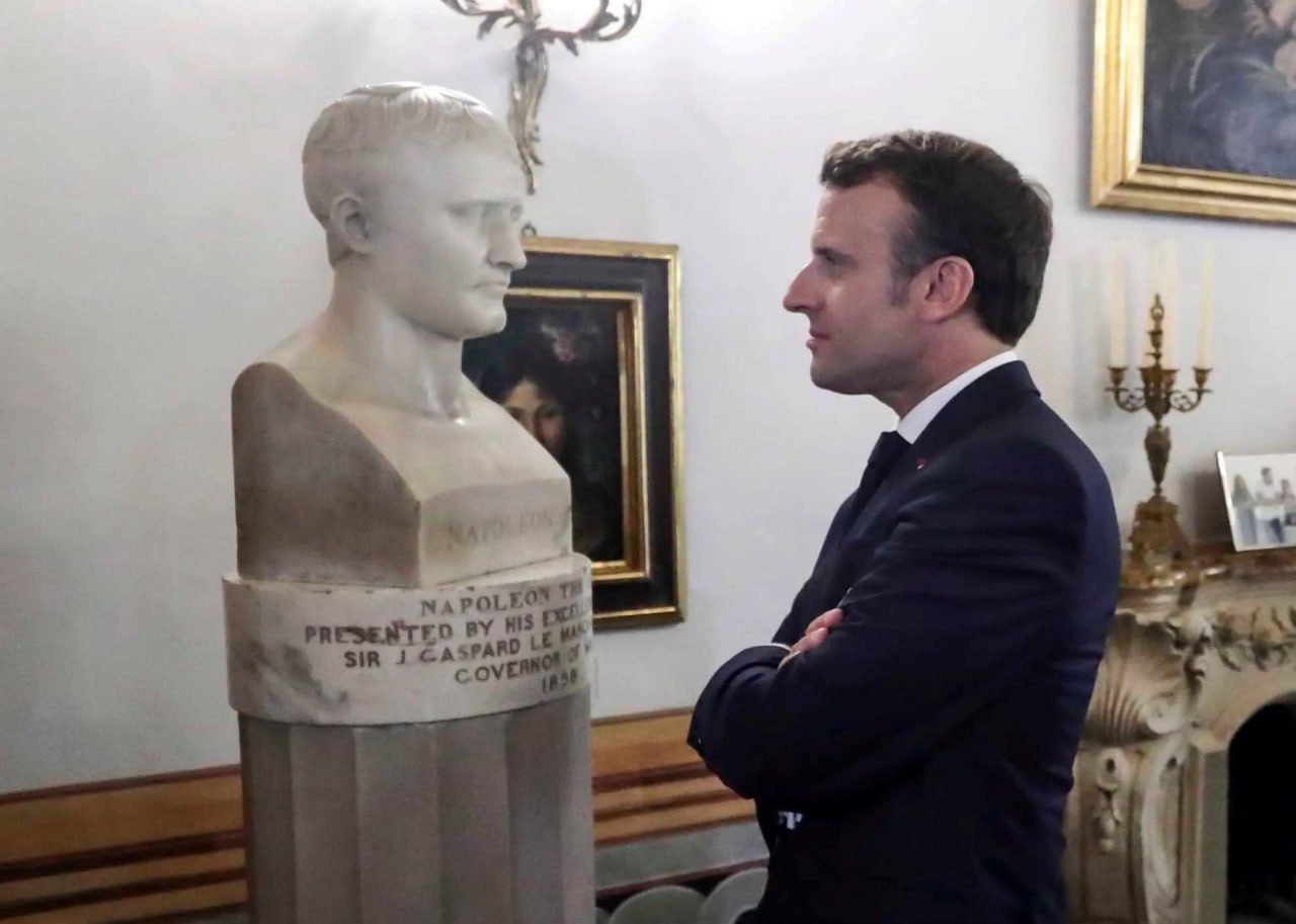 «Кремль обвиняют в Macron-leaks, т.к. ЕС усиливает давление на Россию, чтобы заставить её отойти с Украины», – пишет The Verge. То ли это стёб, то ли редактор и правда не заметил странности (где Украина и где макроновские утечки), утверждать не берём...