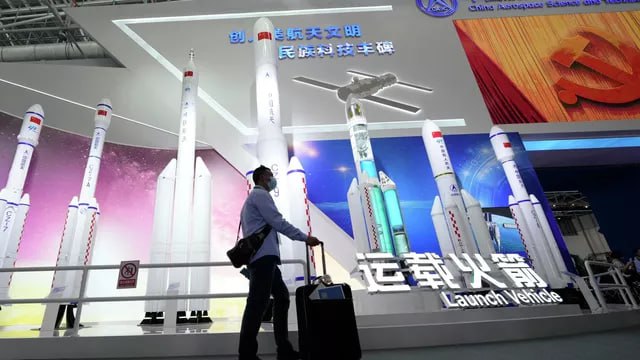 Китай объявил, что готов принимать на своей орбитальной станции космонавтов из других стран и проводить с ними совместные космические миссии. Китай также заинтересован в участии иностранных специалистов в его национальной программе по исследованию Лу...