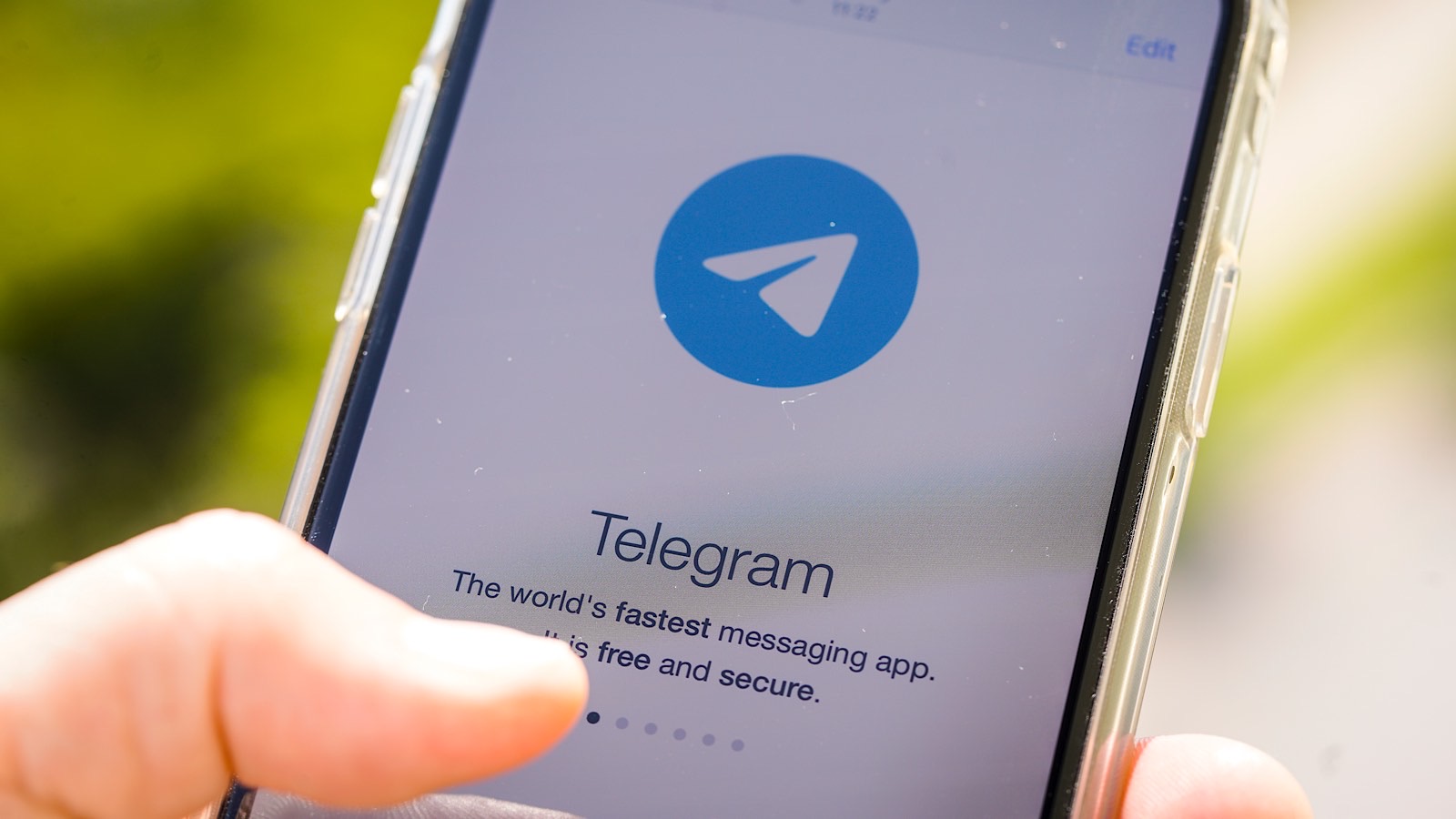 Павел Дуров анонсировал появление криптокошельков у всех пользователей Telegram уже с ноября текущего года. Они будут добавлены в мессенджер в качестве мини-приложения.
