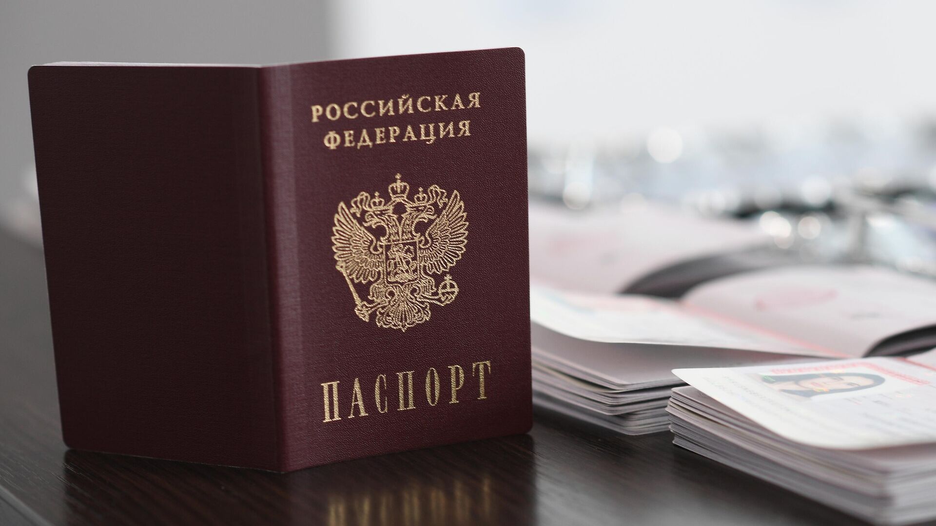 Получение первого паспорта – знаковое событие в жизни каждого человека. «Движение Первых» предложило новый подход к вручению самого главного документа. Активисты запустили программу «Мы – граждане России!».
