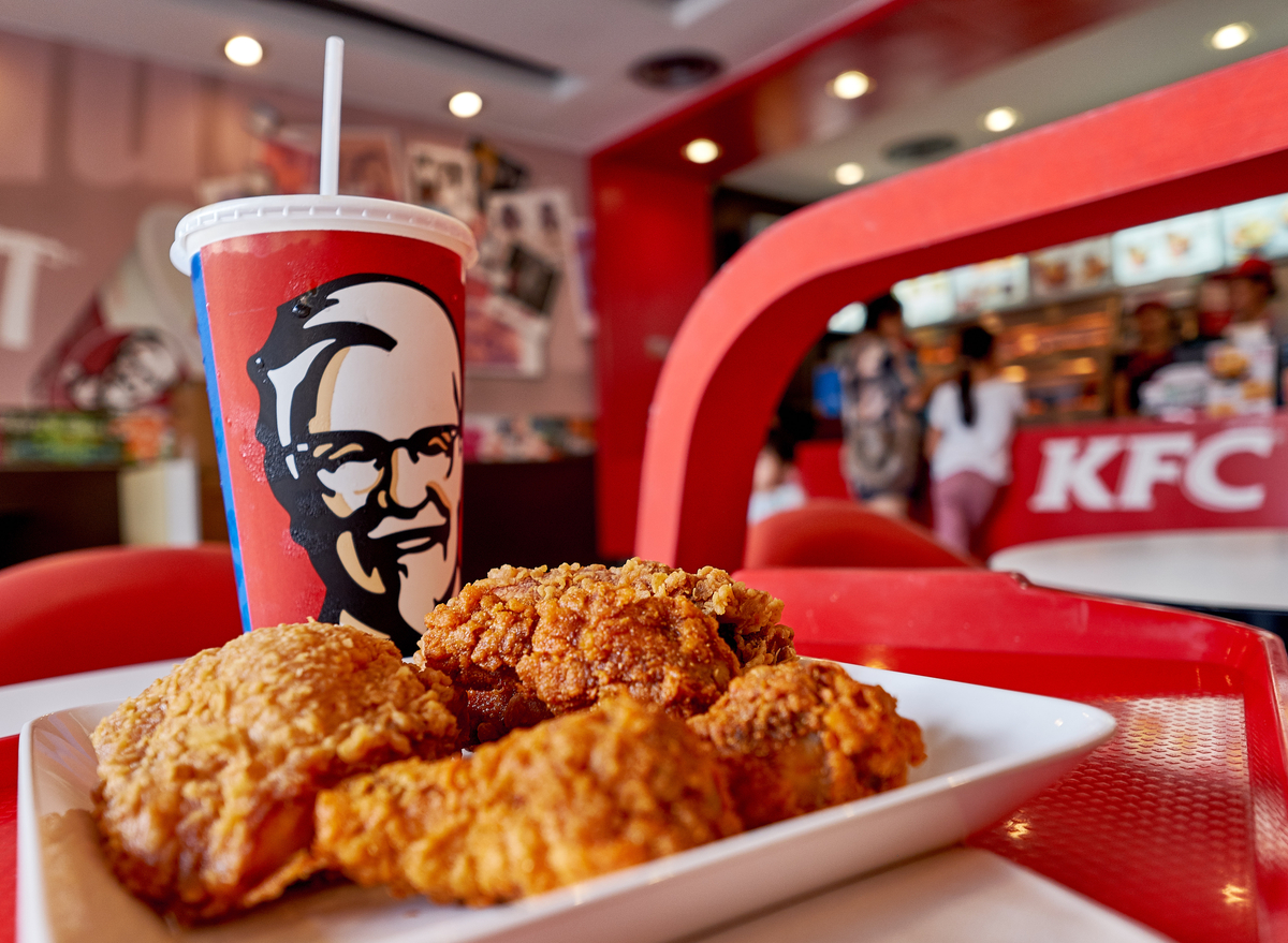 Польская группа компаний AmRest, которая владела пятой частью ресторанов KFC в России по франшизе, продала свой бизнес местной компании «Смарт сервис». Сумма сделки составила не менее 100 миллионов евро.
