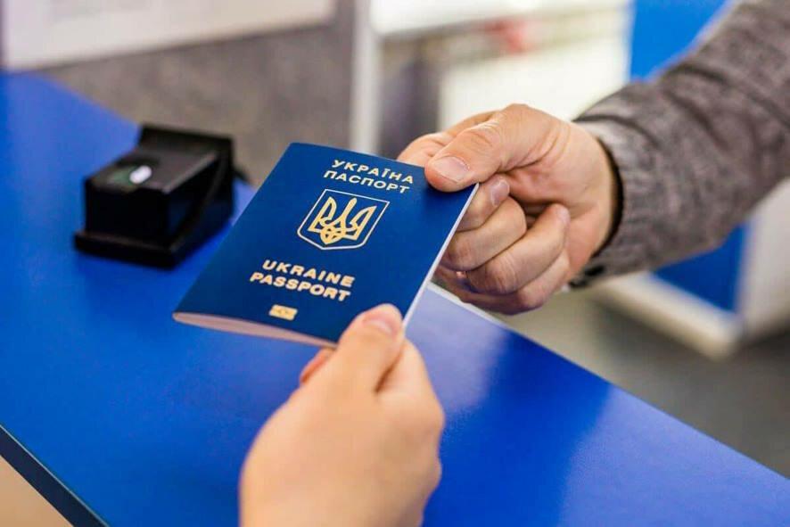 С 16 октября 2023 года граждане Украины, приезжающие в Россию из других стран, столкнутся с новыми ограничениями. Об этом сообщает ТАСС со ссылкой на документ, который есть в распоряжении агентства.
