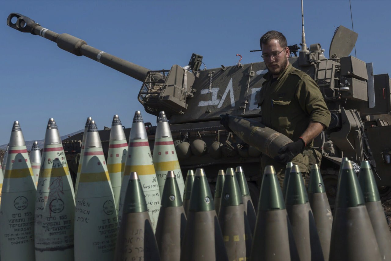 Германия стала одним из главных союзников Израиля в условиях военного конфликта на Ближнем Востоке. Как сообщают Reuters и dpa, Берлин в этом году выдал в десять раз больше разрешений на экспорт военной техники для Тель-Авива, чем в прошлом. Общий об...