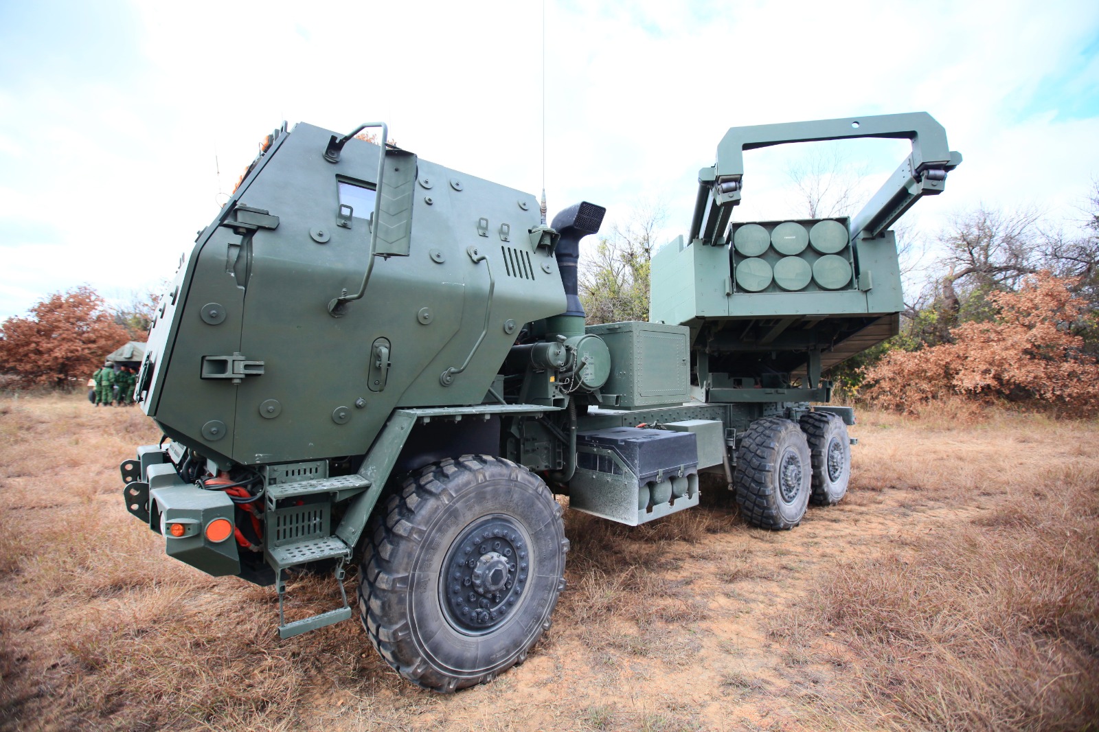 Американские реактивные установки HIMARS, размещенные на Украине в рамках программы помощи Киеву, теряют эффективность из-за российских систем электронного подавления (РЭБ). Об этом сообщает CNN со ссылкой на информированные источники в Пентагоне.
