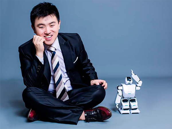 Первый робот-гуманоид, т.е. антропоморфный, «Аэлос» (Aelos) на операционной системе Huawei HarmonyOS представлен китайскими компаниями Shenzhen Kaihong Technology и Leju Robot, сообщает albawaba.com в понедельник. «Аэлос» оснащён улучшенными сенсорам...