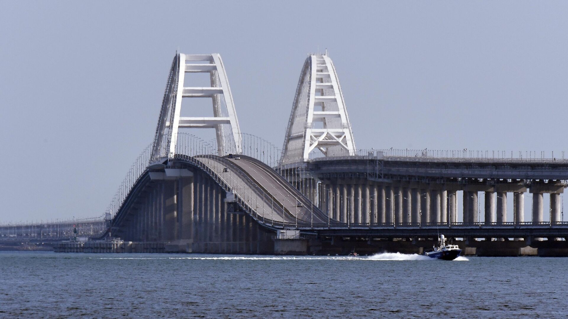 Движение по Крымскому мосту, который был поврежден в результате теракта 17 июля, полностью восстановлено. Об этом сообщил заместитель председателя правительства Марат Хуснуллин.
