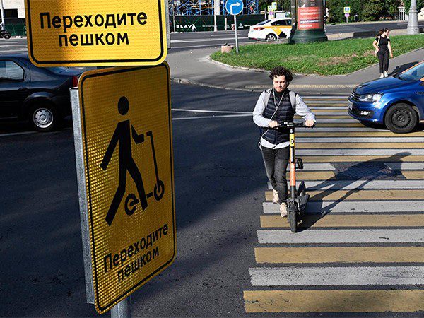 За январь–июнь 2025 общее число ДТП с участием средств индивидуальной мобильности (СИМ, в основном это электросамокаты – ред.) снизилось на 60% в сравнении с аналогичным периодом прошлого года, сообщает департамент транспорта столицы. Аварий, в котор...