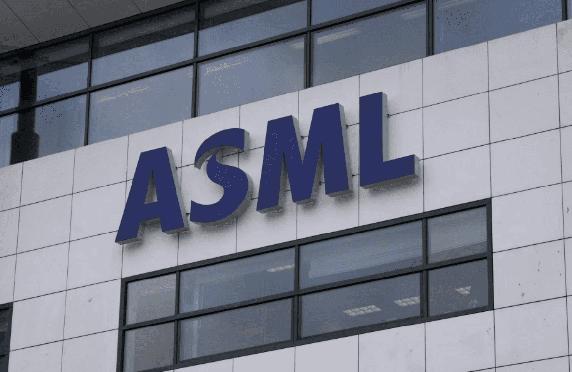 Суд Нидерландов в четверг приговорил бывшего сотрудника компании ASML, создающей оборудование для производства чипов, к трём годам тюремного заключения за передачу конфиденциальных технологий компании контакту в России в нарушение санкций Европейског...