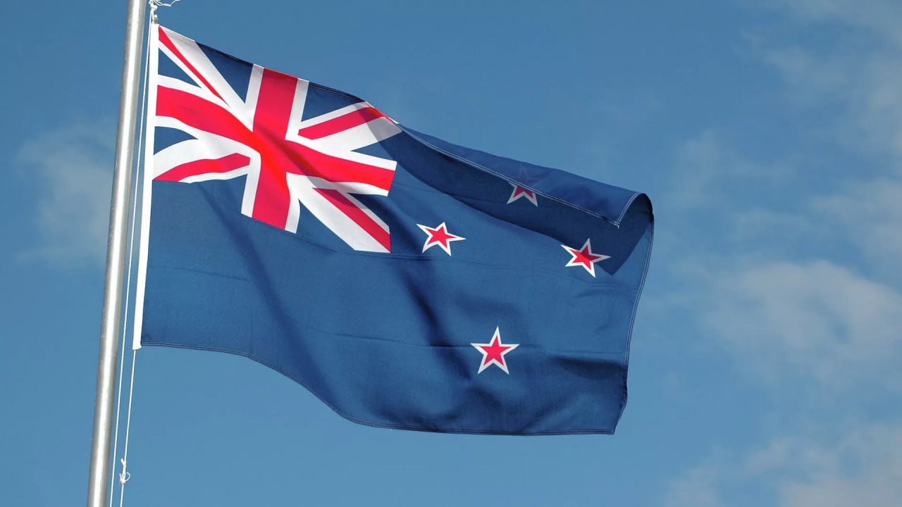 В Новой Зеландии завершился подсчет голосов на парламентских выборах, которые прошли 14 октября 2023 года. По итогам голосования ни одна из партий не смогла получить абсолютного большинства в парламенте, поэтому для формирования правительства потребу...