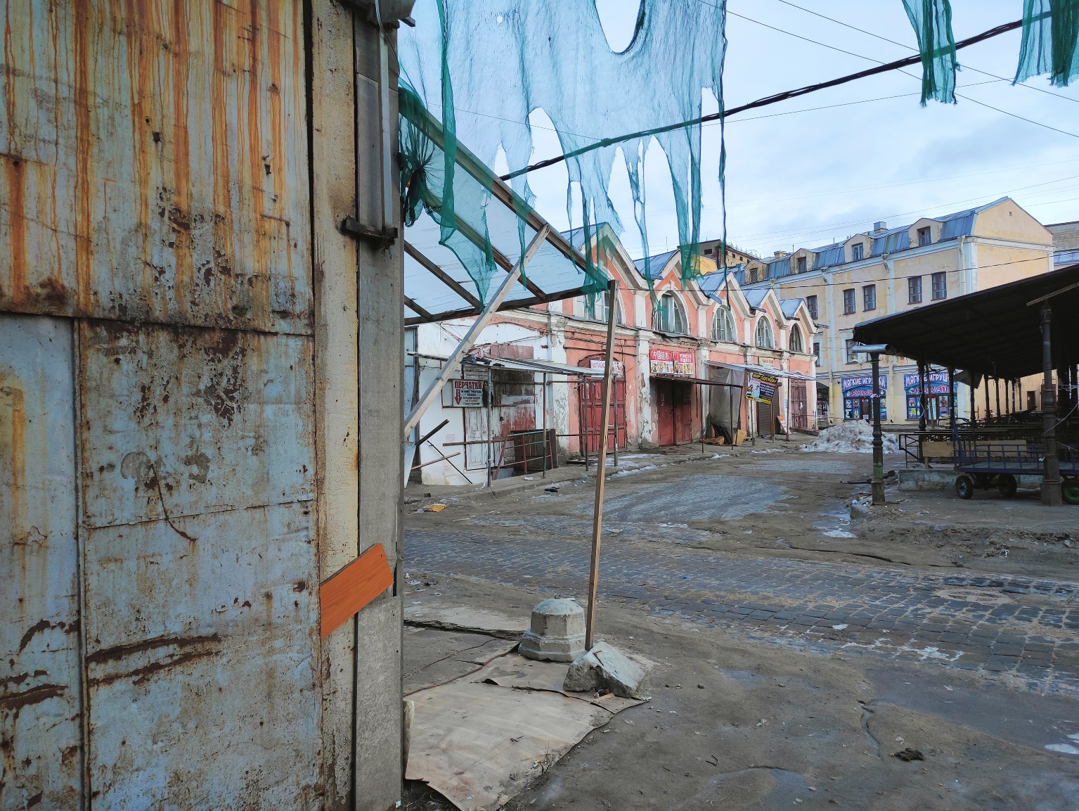 Фото Марины Ильиной Общественность Петербурга вновь призвала Смольный навести порядок на Апраксином дворе после того, как в начале мая здесь обнаружили женщину в бессознательном состоянии и с пробитой головой. Ее личность удалось установить лишь спус...