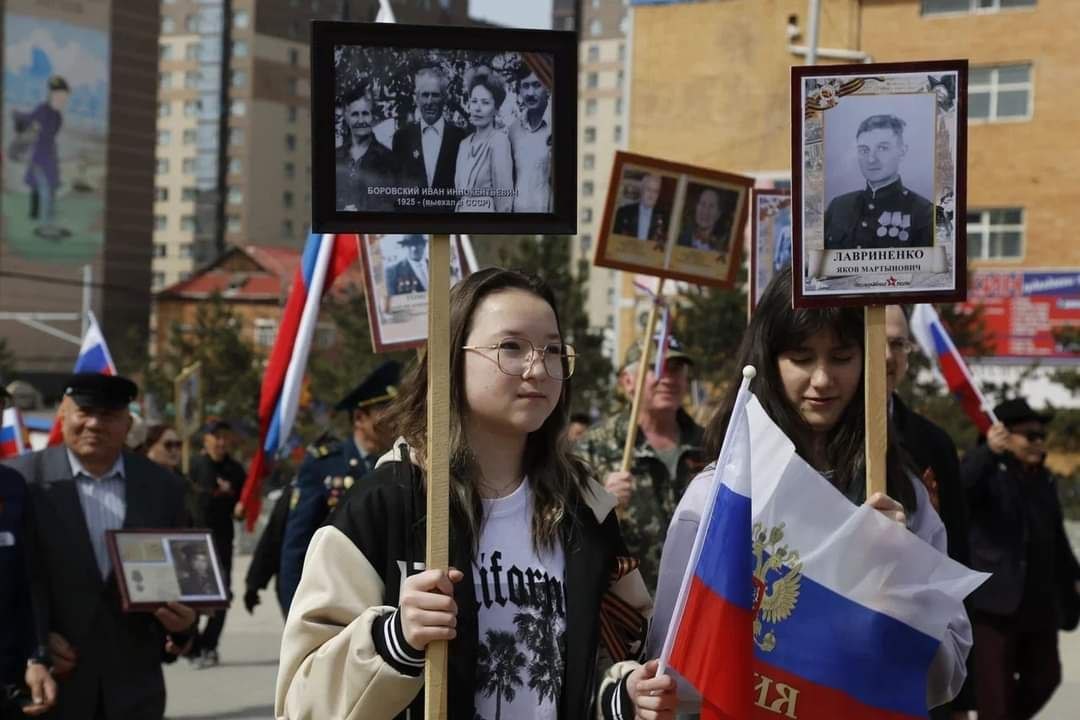 Фото: Ольга Семёнова 7 мая более трёх тысяч человек — монголы, россияне — плечом к плечу совершили памятный марш Победы. «Неизменна наша дружба народов-столько слов поддержки, столько слов благодарности нашим ветеранам, которых осталось уже так немно...