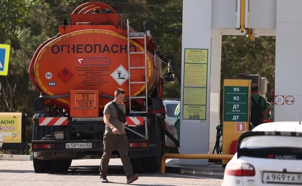 В целях снижения цен на топливо на внутреннем рынке и удовлетворения потребностей аграрного сектора правительство РФ приняло решение ограничить экспорт бензина и дизельного топлива. Запрет действует с 21 сентября 2023 года и не имеет конкретного срок...