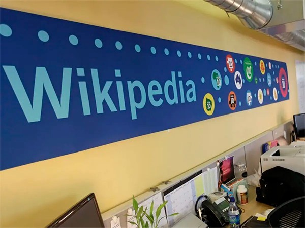 Правительство Индии направило Wikipedia официальное уведомление о своей обеспокоенности предвзятостью и неточностями материалов на сайте этой онлайн-энциклопедии, а также тем, что редакционный контроль осуществляется ограниченной группой людей, напис...