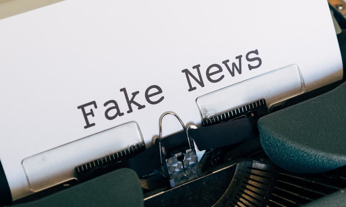 В России нужно ужесточать ответственность за распространение ложной информации о жизни и здоровье публичных лиц, считает депутат Госдумы Султан Хамзаев. Он выступил с таким заявлением в связи с появлением в сети фейков о состоянии здоровья главы Чечн...