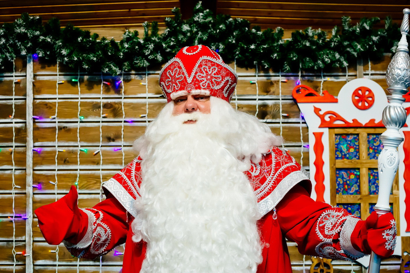 В России 18 ноября отмечают необычный праздник — день рождения Деда Мороза. Этот день выбран не случайно: именно в этот день в Великом Устюге, где находится официальная резиденция Деда Мороза, наступают первые зимние холода.
