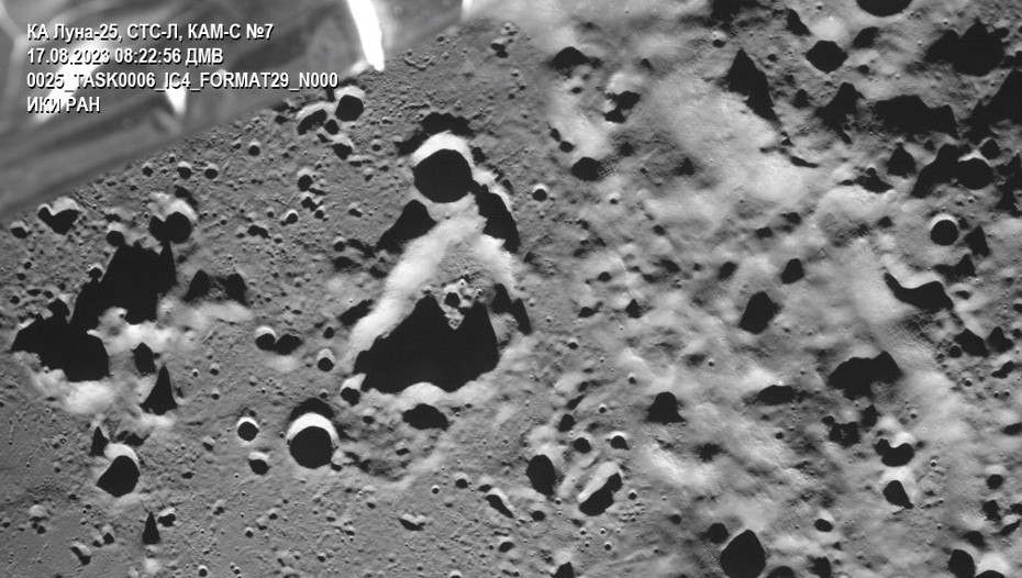 16 августа в 08:23 по московскому времени российская автоматическая станция «Луна-25», которая находится на круговой орбите вокруг Луны, передала на Землю удивительные снимки лунной поверхности. На одном из них можно увидеть южный полярный кратер Зее...