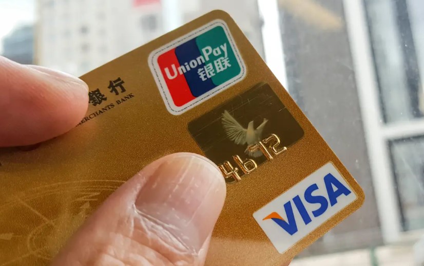 Китайская платежная система UnionPay в 2022 году впервые опередила американскую Visa по доле транзакций на мировом рынке дебетовых карт. Об этом сообщает «Известия» со ссылкой на данные Nilson Report.
