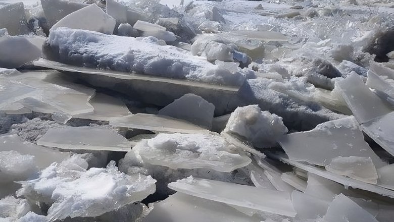 Жители Еврейской автономной области и провинции Хэйлунцзян стали свидетелями раннего ледохода на Амуре. Гигантские льдины заполнили фарватер пограничной реки, создавая уникальное зрелище.
